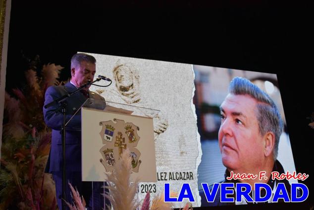 La Gala Festera abrió anoche de par la «prefiesta» de Caravaca. El Moro del Año, José Antonio González Alcázar; la Cristiana del Año, Miriam Castillo Soria; el Caballista del Año, Pedro Salcedo Rodríguez; y la Cofrade del Año, Fina Caro Martínez, recibieron sus respectivos galardones y la familia de José Emilio Martínez Martínez, recientemente fallecido, recibió el cariño de un público entregado que manifestó con su ovación el reconocimiento a una vida entregada para engrandecer la fiesta caravaqueña. La banda de música interpretó, en su honor, la marcha «Amigo Emilio», del compositor Ignacio Sánchez Navarro.