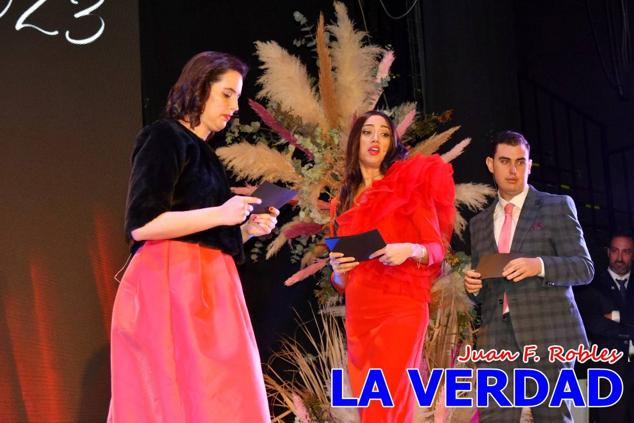 La Gala Festera abrió anoche de par la «prefiesta» de Caravaca. El Moro del Año, José Antonio González Alcázar; la Cristiana del Año, Miriam Castillo Soria; el Caballista del Año, Pedro Salcedo Rodríguez; y la Cofrade del Año, Fina Caro Martínez, recibieron sus respectivos galardones y la familia de José Emilio Martínez Martínez, recientemente fallecido, recibió el cariño de un público entregado que manifestó con su ovación el reconocimiento a una vida entregada para engrandecer la fiesta caravaqueña. La banda de música interpretó, en su honor, la marcha «Amigo Emilio», del compositor Ignacio Sánchez Navarro.