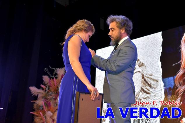 La Gala Festera abrió anoche de par la «prefiesta» de Caravaca. El Moro del Año, José Antonio González Alcázar; la Cristiana del Año, Miriam Castillo Soria; el Caballista del Año, Pedro Salcedo Rodríguez; y la Cofrade del Año, Fina Caro Martínez, recibieron sus respectivos galardones y la familia de José Emilio Martínez Martínez, recientemente fallecido, recibió el cariño de un público entregado que manifestó con su ovación el reconocimiento a una vida entregada para engrandecer la fiesta caravaqueña. La banda de música interpretó, en su honor, la marcha «Amigo Emilio», del compositor Ignacio Sánchez Navarro.