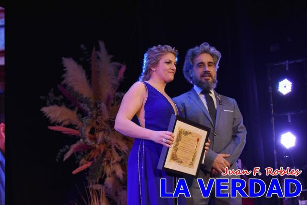 La Gala Festera abrió anoche de par la «prefiesta» de Caravaca. El Moro del Año, José Antonio González Alcázar; la Cristiana del Año, Miriam Castillo Soria; el Caballista del Año, Pedro Salcedo Rodríguez; y la Cofrade del Año, Fina Caro Martínez, recibieron sus respectivos galardones y la familia de José Emilio Martínez Martínez, recientemente fallecido, recibió el cariño de un público entregado que manifestó con su ovación el reconocimiento a una vida entregada para engrandecer la fiesta caravaqueña. La banda de música interpretó, en su honor, la marcha «Amigo Emilio», del compositor Ignacio Sánchez Navarro.