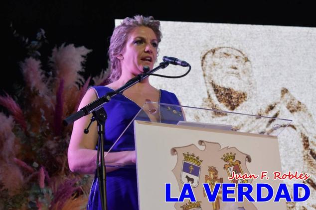 La Gala Festera abrió anoche de par la «prefiesta» de Caravaca. El Moro del Año, José Antonio González Alcázar; la Cristiana del Año, Miriam Castillo Soria; el Caballista del Año, Pedro Salcedo Rodríguez; y la Cofrade del Año, Fina Caro Martínez, recibieron sus respectivos galardones y la familia de José Emilio Martínez Martínez, recientemente fallecido, recibió el cariño de un público entregado que manifestó con su ovación el reconocimiento a una vida entregada para engrandecer la fiesta caravaqueña. La banda de música interpretó, en su honor, la marcha «Amigo Emilio», del compositor Ignacio Sánchez Navarro.