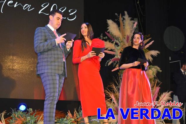 La Gala Festera abrió anoche de par la «prefiesta» de Caravaca. El Moro del Año, José Antonio González Alcázar; la Cristiana del Año, Miriam Castillo Soria; el Caballista del Año, Pedro Salcedo Rodríguez; y la Cofrade del Año, Fina Caro Martínez, recibieron sus respectivos galardones y la familia de José Emilio Martínez Martínez, recientemente fallecido, recibió el cariño de un público entregado que manifestó con su ovación el reconocimiento a una vida entregada para engrandecer la fiesta caravaqueña. La banda de música interpretó, en su honor, la marcha «Amigo Emilio», del compositor Ignacio Sánchez Navarro.