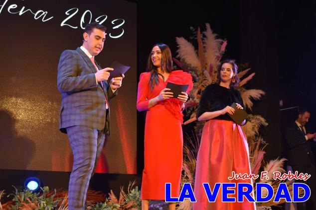 La Gala Festera abrió anoche de par la «prefiesta» de Caravaca. El Moro del Año, José Antonio González Alcázar; la Cristiana del Año, Miriam Castillo Soria; el Caballista del Año, Pedro Salcedo Rodríguez; y la Cofrade del Año, Fina Caro Martínez, recibieron sus respectivos galardones y la familia de José Emilio Martínez Martínez, recientemente fallecido, recibió el cariño de un público entregado que manifestó con su ovación el reconocimiento a una vida entregada para engrandecer la fiesta caravaqueña. La banda de música interpretó, en su honor, la marcha «Amigo Emilio», del compositor Ignacio Sánchez Navarro.