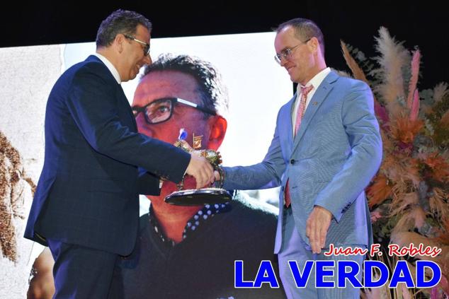 La Gala Festera abrió anoche de par la «prefiesta» de Caravaca. El Moro del Año, José Antonio González Alcázar; la Cristiana del Año, Miriam Castillo Soria; el Caballista del Año, Pedro Salcedo Rodríguez; y la Cofrade del Año, Fina Caro Martínez, recibieron sus respectivos galardones y la familia de José Emilio Martínez Martínez, recientemente fallecido, recibió el cariño de un público entregado que manifestó con su ovación el reconocimiento a una vida entregada para engrandecer la fiesta caravaqueña. La banda de música interpretó, en su honor, la marcha «Amigo Emilio», del compositor Ignacio Sánchez Navarro.