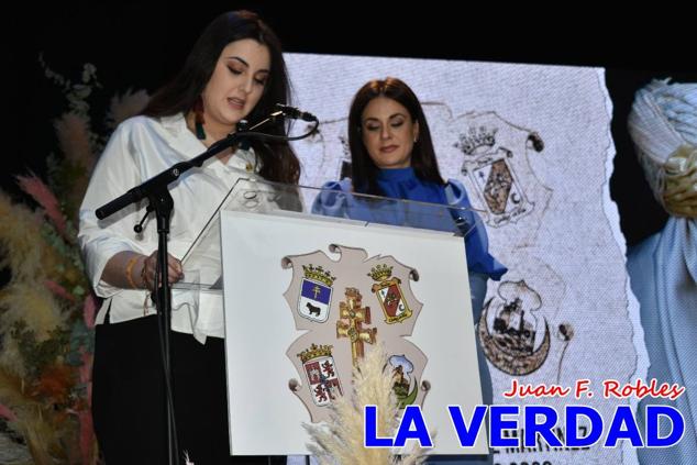 La Gala Festera abrió anoche de par la «prefiesta» de Caravaca. El Moro del Año, José Antonio González Alcázar; la Cristiana del Año, Miriam Castillo Soria; el Caballista del Año, Pedro Salcedo Rodríguez; y la Cofrade del Año, Fina Caro Martínez, recibieron sus respectivos galardones y la familia de José Emilio Martínez Martínez, recientemente fallecido, recibió el cariño de un público entregado que manifestó con su ovación el reconocimiento a una vida entregada para engrandecer la fiesta caravaqueña. La banda de música interpretó, en su honor, la marcha «Amigo Emilio», del compositor Ignacio Sánchez Navarro.