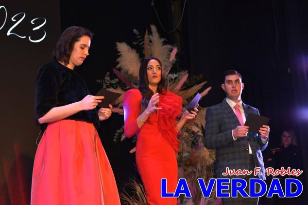 La Gala Festera abrió anoche de par la «prefiesta» de Caravaca. El Moro del Año, José Antonio González Alcázar; la Cristiana del Año, Miriam Castillo Soria; el Caballista del Año, Pedro Salcedo Rodríguez; y la Cofrade del Año, Fina Caro Martínez, recibieron sus respectivos galardones y la familia de José Emilio Martínez Martínez, recientemente fallecido, recibió el cariño de un público entregado que manifestó con su ovación el reconocimiento a una vida entregada para engrandecer la fiesta caravaqueña. La banda de música interpretó, en su honor, la marcha «Amigo Emilio», del compositor Ignacio Sánchez Navarro.
