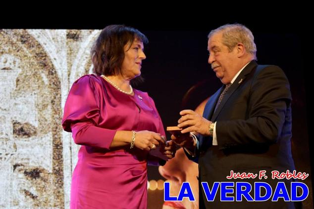La Gala Festera abrió anoche de par la «prefiesta» de Caravaca. El Moro del Año, José Antonio González Alcázar; la Cristiana del Año, Miriam Castillo Soria; el Caballista del Año, Pedro Salcedo Rodríguez; y la Cofrade del Año, Fina Caro Martínez, recibieron sus respectivos galardones y la familia de José Emilio Martínez Martínez, recientemente fallecido, recibió el cariño de un público entregado que manifestó con su ovación el reconocimiento a una vida entregada para engrandecer la fiesta caravaqueña. La banda de música interpretó, en su honor, la marcha «Amigo Emilio», del compositor Ignacio Sánchez Navarro.