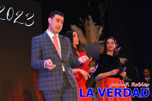 La Gala Festera abrió anoche de par la «prefiesta» de Caravaca. El Moro del Año, José Antonio González Alcázar; la Cristiana del Año, Miriam Castillo Soria; el Caballista del Año, Pedro Salcedo Rodríguez; y la Cofrade del Año, Fina Caro Martínez, recibieron sus respectivos galardones y la familia de José Emilio Martínez Martínez, recientemente fallecido, recibió el cariño de un público entregado que manifestó con su ovación el reconocimiento a una vida entregada para engrandecer la fiesta caravaqueña. La banda de música interpretó, en su honor, la marcha «Amigo Emilio», del compositor Ignacio Sánchez Navarro.