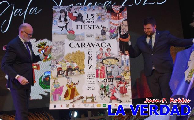 La Gala Festera abrió anoche de par la «prefiesta» de Caravaca. El Moro del Año, José Antonio González Alcázar; la Cristiana del Año, Miriam Castillo Soria; el Caballista del Año, Pedro Salcedo Rodríguez; y la Cofrade del Año, Fina Caro Martínez, recibieron sus respectivos galardones y la familia de José Emilio Martínez Martínez, recientemente fallecido, recibió el cariño de un público entregado que manifestó con su ovación el reconocimiento a una vida entregada para engrandecer la fiesta caravaqueña. La banda de música interpretó, en su honor, la marcha «Amigo Emilio», del compositor Ignacio Sánchez Navarro.