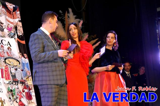 La Gala Festera abrió anoche de par la «prefiesta» de Caravaca. El Moro del Año, José Antonio González Alcázar; la Cristiana del Año, Miriam Castillo Soria; el Caballista del Año, Pedro Salcedo Rodríguez; y la Cofrade del Año, Fina Caro Martínez, recibieron sus respectivos galardones y la familia de José Emilio Martínez Martínez, recientemente fallecido, recibió el cariño de un público entregado que manifestó con su ovación el reconocimiento a una vida entregada para engrandecer la fiesta caravaqueña. La banda de música interpretó, en su honor, la marcha «Amigo Emilio», del compositor Ignacio Sánchez Navarro.
