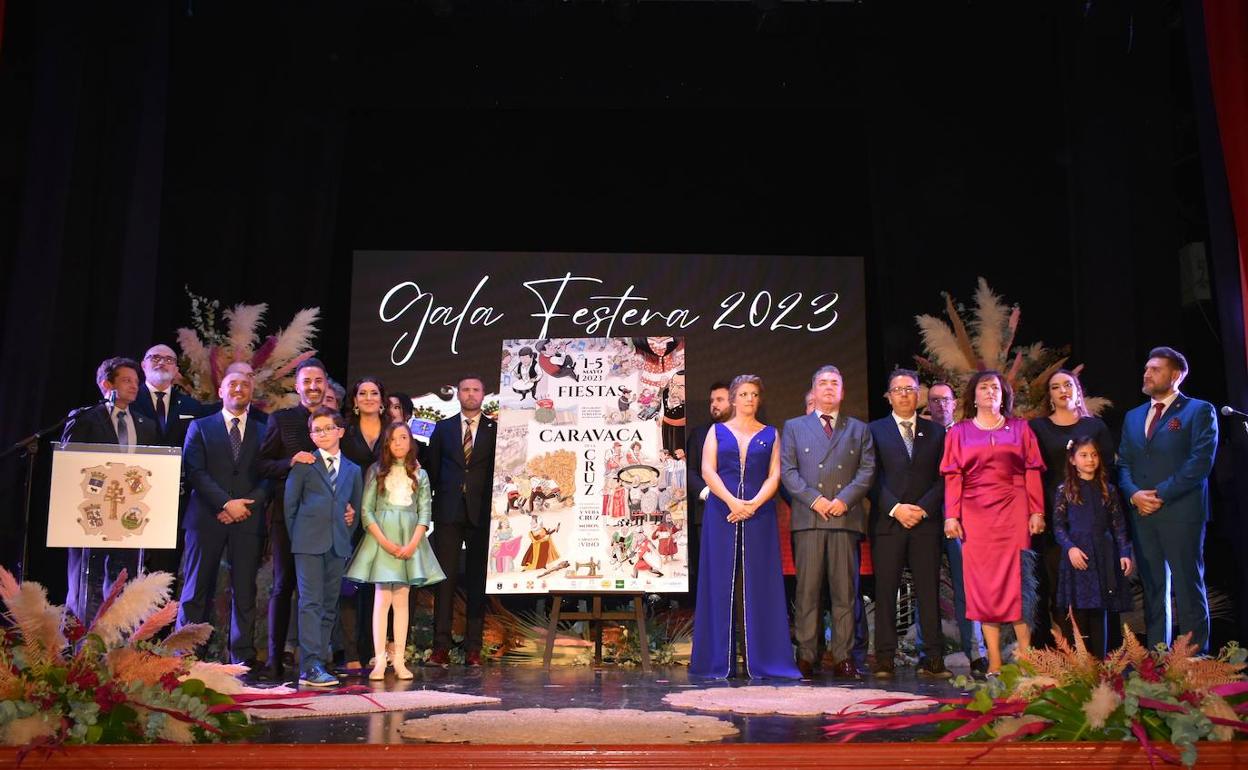 Los galardonados, los representantes de los bandos y de la Comisión de Festejos, junto a los cargos festeros, el alcalde y el autor del cartel, posan en el escenario del teatro Thuillier. 