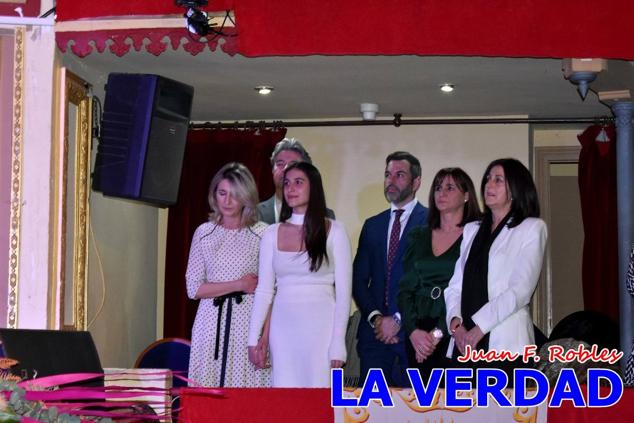 La Gala Festera abrió anoche de par la «prefiesta» de Caravaca. El Moro del Año, José Antonio González Alcázar; la Cristiana del Año, Miriam Castillo Soria; el Caballista del Año, Pedro Salcedo Rodríguez; y la Cofrade del Año, Fina Caro Martínez, recibieron sus respectivos galardones y la familia de José Emilio Martínez Martínez, recientemente fallecido, recibió el cariño de un público entregado que manifestó con su ovación el reconocimiento a una vida entregada para engrandecer la fiesta caravaqueña. La banda de música interpretó, en su honor, la marcha «Amigo Emilio», del compositor Ignacio Sánchez Navarro.