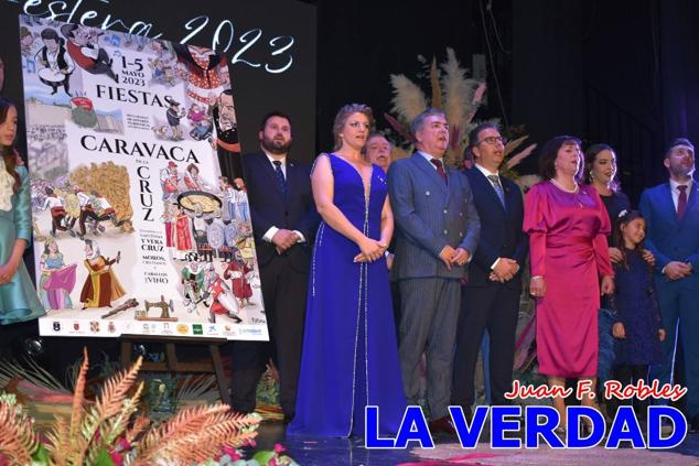 La Gala Festera abrió anoche de par la «prefiesta» de Caravaca. El Moro del Año, José Antonio González Alcázar; la Cristiana del Año, Miriam Castillo Soria; el Caballista del Año, Pedro Salcedo Rodríguez; y la Cofrade del Año, Fina Caro Martínez, recibieron sus respectivos galardones y la familia de José Emilio Martínez Martínez, recientemente fallecido, recibió el cariño de un público entregado que manifestó con su ovación el reconocimiento a una vida entregada para engrandecer la fiesta caravaqueña. La banda de música interpretó, en su honor, la marcha «Amigo Emilio», del compositor Ignacio Sánchez Navarro.