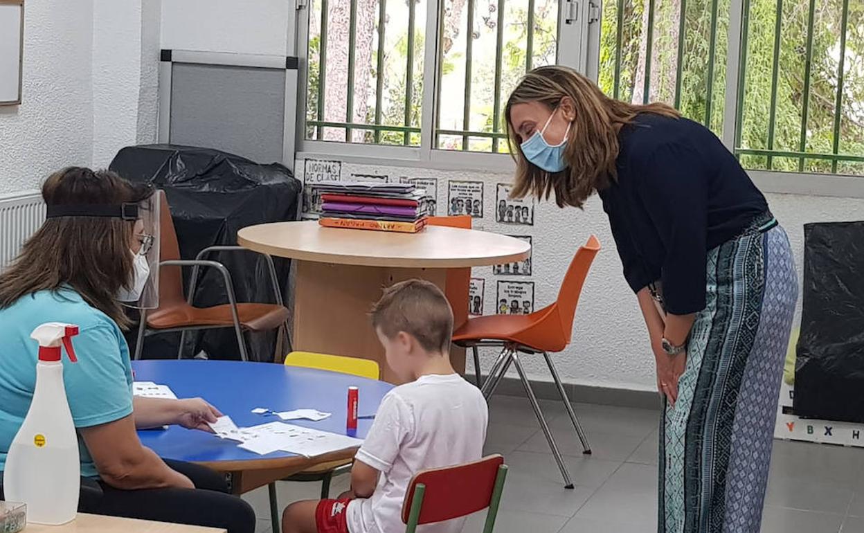 La consejera de Política Social, Familias e Igualdad, Conchita Ruiz Caballero, durante la visita a un centro de desarrollo infantil y atención temprana. 