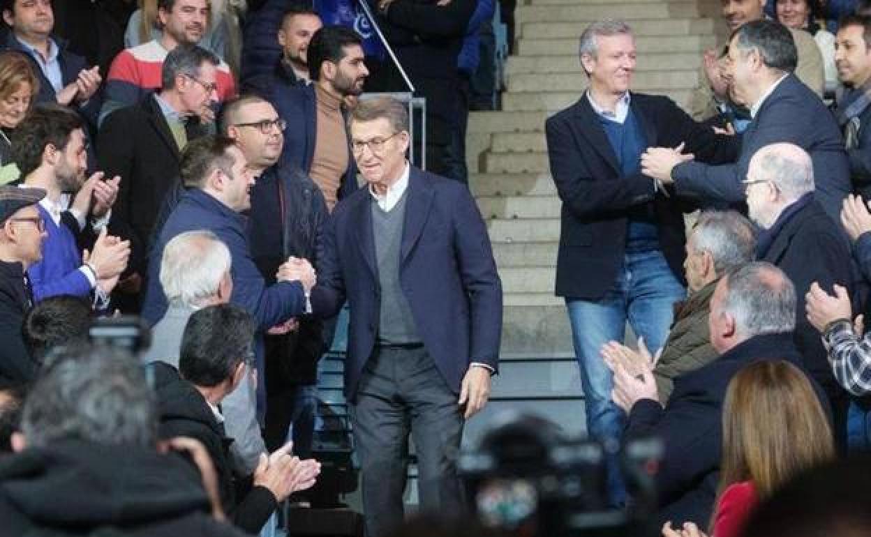 El presidente del Partido Popular, Alberto Núñez Feijóo (i), y el presidente de la Xunta de Galicia, Alfonso Rueda (d), llegan al acto de presentación de los candidatos del PP gallego