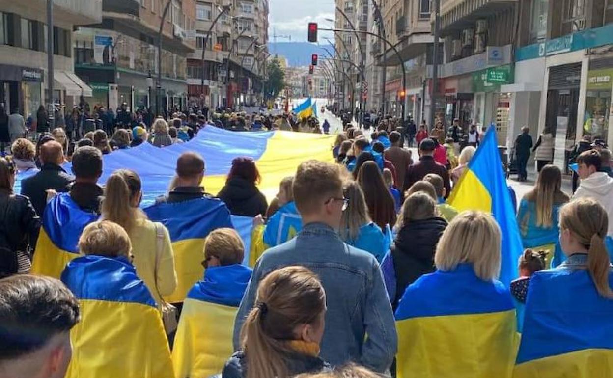 Manifestación de ucranianos, este domingo por la tarde, en la Gran Vía de Murcia.