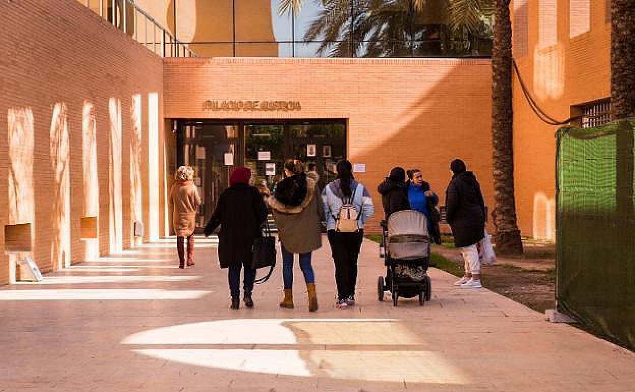 Acceso al Palacio de Justicia de Orihuela. 