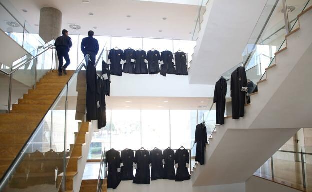 Symbolic hanging of robes of the lawyers of the administration of Justice in Murcia. 