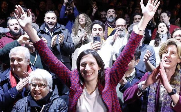 Elly Schlein, arms raised, celebrates her victory in the Italian Democratic Party primary.