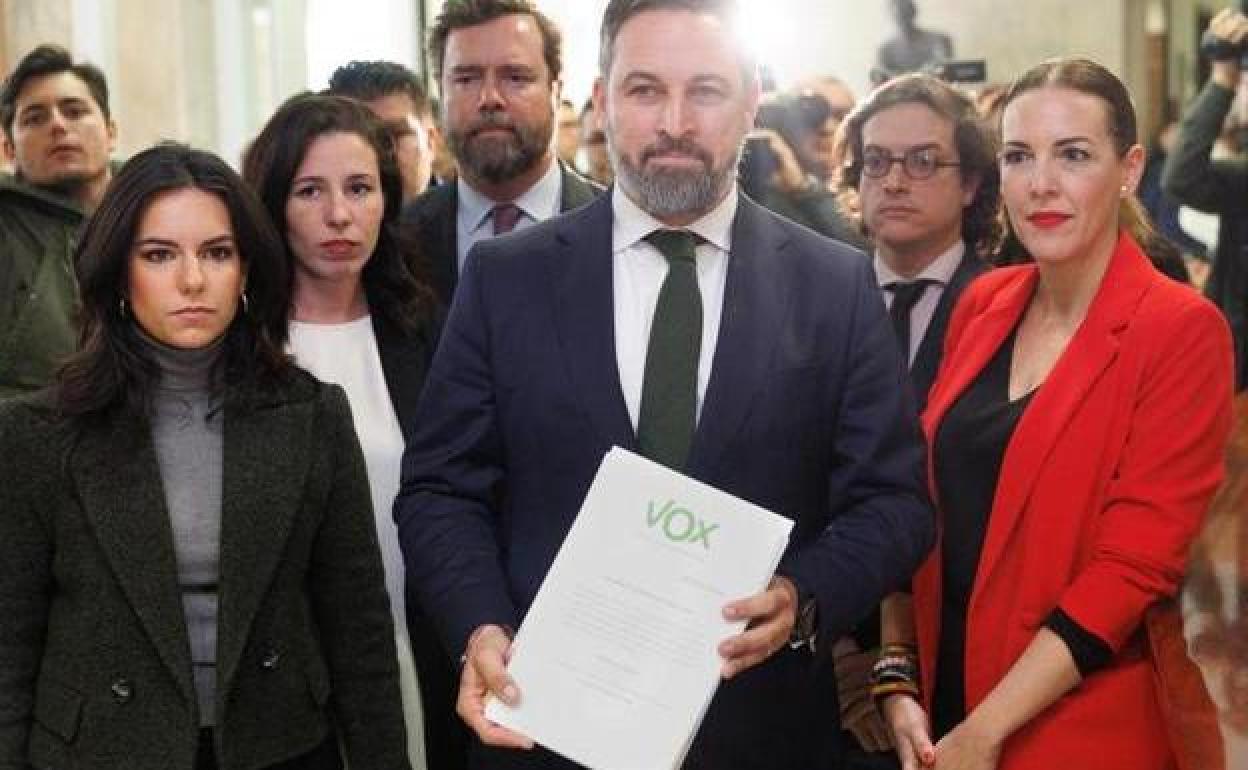 El líder de Vox, Santiago Abascal, encabeza el registro de la moción de censura