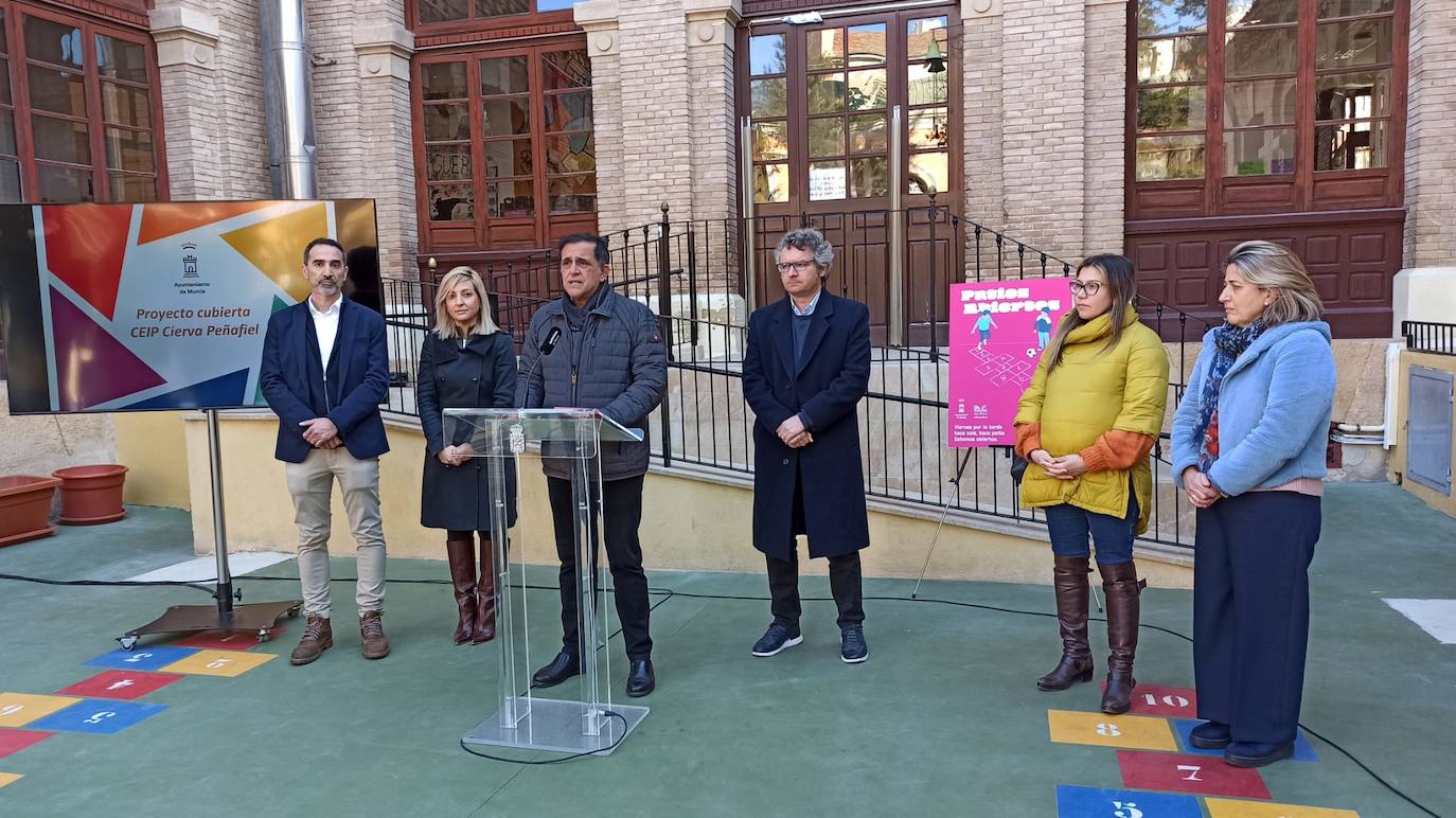 José Antonio Serrano, en su visita al CEIP Cierva Peñafiel, acompañado por el concejal Antonio Benito.