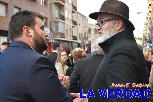 Galardonados por los colectivos festeros posan junto al autor del Cartel de Fiestas, José Manuel Puebla; el secretario general de la Comisión de Festejos, Simón Laborda; el hermano mayor de la Cofradía de la Vera Cruz, Luis Melgarejo; y el alcalde de Caravaca, José Francisco García. 