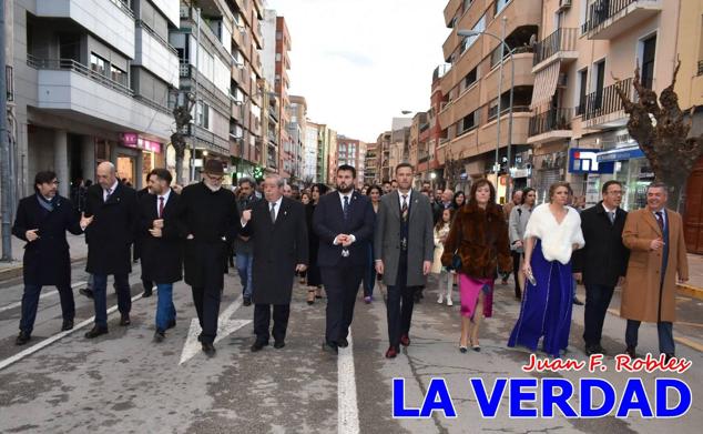 Galardonados por los colectivos festeros posan junto al autor del Cartel de Fiestas, José Manuel Puebla; el secretario general de la Comisión de Festejos, Simón Laborda; el hermano mayor de la Cofradía de la Vera Cruz, Luis Melgarejo; y el alcalde de Caravaca, José Francisco García. 