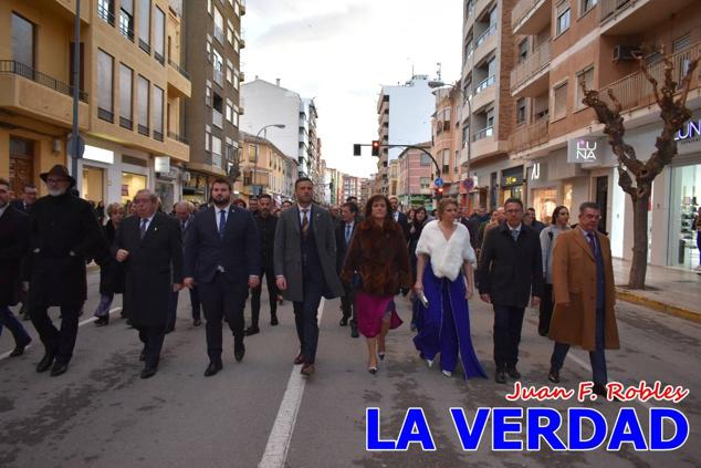 Galardonados por los colectivos festeros posan junto al autor del Cartel de Fiestas, José Manuel Puebla; el secretario general de la Comisión de Festejos, Simón Laborda; el hermano mayor de la Cofradía de la Vera Cruz, Luis Melgarejo; y el alcalde de Caravaca, José Francisco García. 