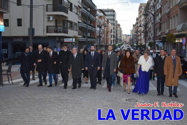 Galardonados por los colectivos festeros posan junto al autor del Cartel de Fiestas, José Manuel Puebla; el secretario general de la Comisión de Festejos, Simón Laborda; el hermano mayor de la Cofradía de la Vera Cruz, Luis Melgarejo; y el alcalde de Caravaca, José Francisco García. 