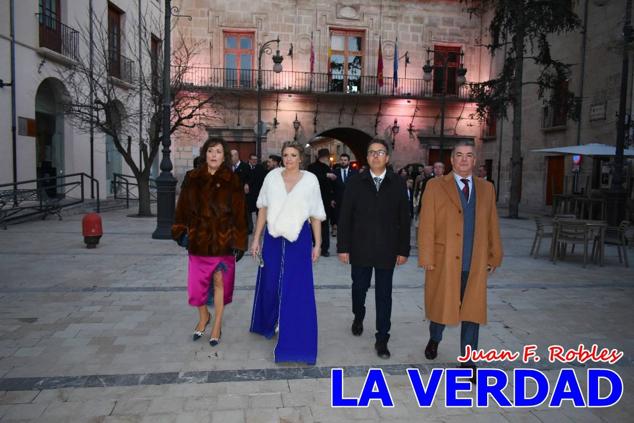 Galardonados por los colectivos festeros posan junto al autor del Cartel de Fiestas, José Manuel Puebla; el secretario general de la Comisión de Festejos, Simón Laborda; el hermano mayor de la Cofradía de la Vera Cruz, Luis Melgarejo; y el alcalde de Caravaca, José Francisco García. 