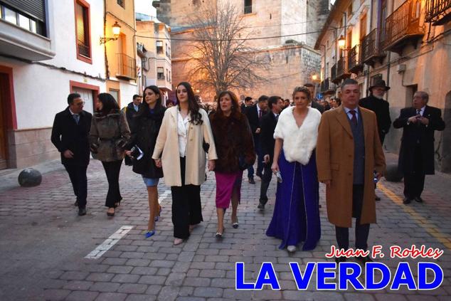 Galardonados por los colectivos festeros posan junto al autor del Cartel de Fiestas, José Manuel Puebla; el secretario general de la Comisión de Festejos, Simón Laborda; el hermano mayor de la Cofradía de la Vera Cruz, Luis Melgarejo; y el alcalde de Caravaca, José Francisco García. 