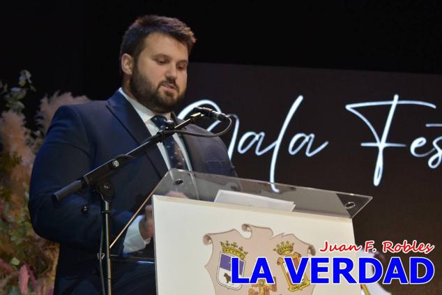 Galardonados por los colectivos festeros posan junto al autor del Cartel de Fiestas, José Manuel Puebla; el secretario general de la Comisión de Festejos, Simón Laborda; el hermano mayor de la Cofradía de la Vera Cruz, Luis Melgarejo; y el alcalde de Caravaca, José Francisco García. 