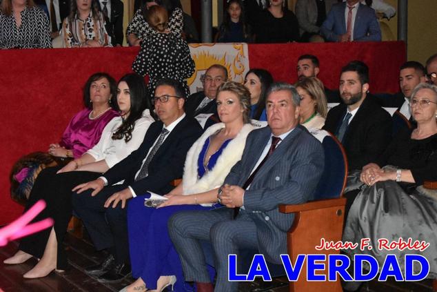 Galardonados por los colectivos festeros posan junto al autor del Cartel de Fiestas, José Manuel Puebla; el secretario general de la Comisión de Festejos, Simón Laborda; el hermano mayor de la Cofradía de la Vera Cruz, Luis Melgarejo; y el alcalde de Caravaca, José Francisco García. 