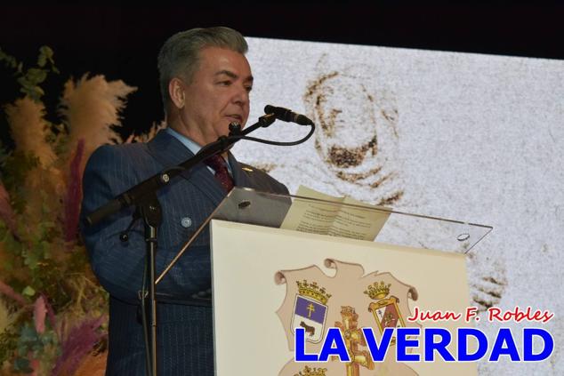 Galardonados por los colectivos festeros posan junto al autor del Cartel de Fiestas, José Manuel Puebla; el secretario general de la Comisión de Festejos, Simón Laborda; el hermano mayor de la Cofradía de la Vera Cruz, Luis Melgarejo; y el alcalde de Caravaca, José Francisco García. 