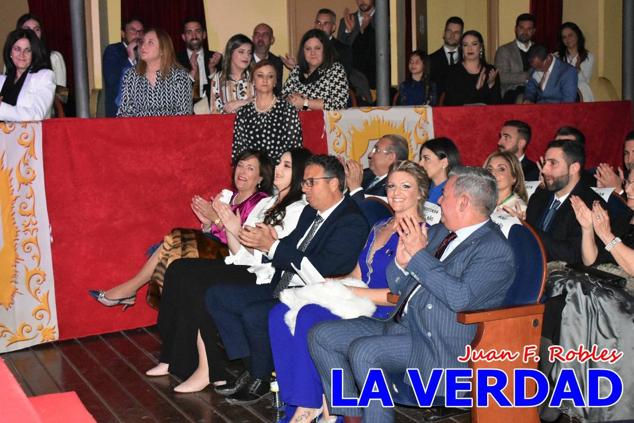 Galardonados por los colectivos festeros posan junto al autor del Cartel de Fiestas, José Manuel Puebla; el secretario general de la Comisión de Festejos, Simón Laborda; el hermano mayor de la Cofradía de la Vera Cruz, Luis Melgarejo; y el alcalde de Caravaca, José Francisco García. 