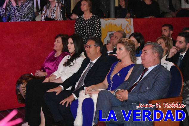 Galardonados por los colectivos festeros posan junto al autor del Cartel de Fiestas, José Manuel Puebla; el secretario general de la Comisión de Festejos, Simón Laborda; el hermano mayor de la Cofradía de la Vera Cruz, Luis Melgarejo; y el alcalde de Caravaca, José Francisco García. 