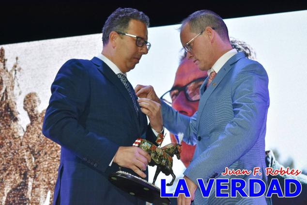 Galardonados por los colectivos festeros posan junto al autor del Cartel de Fiestas, José Manuel Puebla; el secretario general de la Comisión de Festejos, Simón Laborda; el hermano mayor de la Cofradía de la Vera Cruz, Luis Melgarejo; y el alcalde de Caravaca, José Francisco García. 