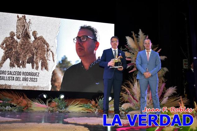 Galardonados por los colectivos festeros posan junto al autor del Cartel de Fiestas, José Manuel Puebla; el secretario general de la Comisión de Festejos, Simón Laborda; el hermano mayor de la Cofradía de la Vera Cruz, Luis Melgarejo; y el alcalde de Caravaca, José Francisco García. 