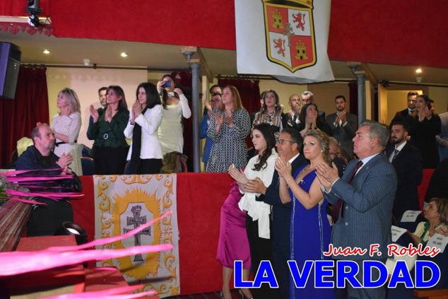 Galardonados por los colectivos festeros posan junto al autor del Cartel de Fiestas, José Manuel Puebla; el secretario general de la Comisión de Festejos, Simón Laborda; el hermano mayor de la Cofradía de la Vera Cruz, Luis Melgarejo; y el alcalde de Caravaca, José Francisco García. 