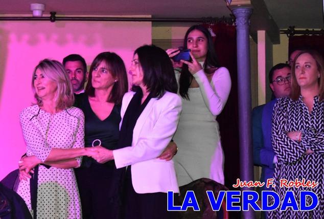 Galardonados por los colectivos festeros posan junto al autor del Cartel de Fiestas, José Manuel Puebla; el secretario general de la Comisión de Festejos, Simón Laborda; el hermano mayor de la Cofradía de la Vera Cruz, Luis Melgarejo; y el alcalde de Caravaca, José Francisco García. 