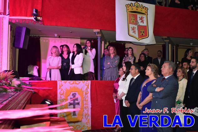 Galardonados por los colectivos festeros posan junto al autor del Cartel de Fiestas, José Manuel Puebla; el secretario general de la Comisión de Festejos, Simón Laborda; el hermano mayor de la Cofradía de la Vera Cruz, Luis Melgarejo; y el alcalde de Caravaca, José Francisco García. 