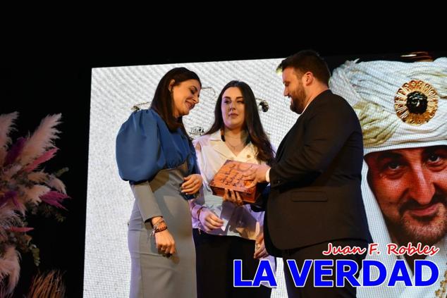 Galardonados por los colectivos festeros posan junto al autor del Cartel de Fiestas, José Manuel Puebla; el secretario general de la Comisión de Festejos, Simón Laborda; el hermano mayor de la Cofradía de la Vera Cruz, Luis Melgarejo; y el alcalde de Caravaca, José Francisco García. 