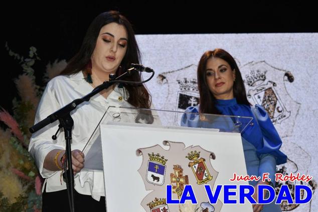 Galardonados por los colectivos festeros posan junto al autor del Cartel de Fiestas, José Manuel Puebla; el secretario general de la Comisión de Festejos, Simón Laborda; el hermano mayor de la Cofradía de la Vera Cruz, Luis Melgarejo; y el alcalde de Caravaca, José Francisco García. 