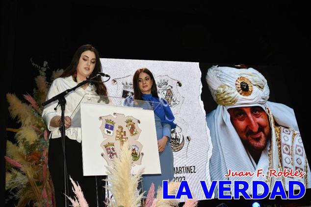 Galardonados por los colectivos festeros posan junto al autor del Cartel de Fiestas, José Manuel Puebla; el secretario general de la Comisión de Festejos, Simón Laborda; el hermano mayor de la Cofradía de la Vera Cruz, Luis Melgarejo; y el alcalde de Caravaca, José Francisco García. 