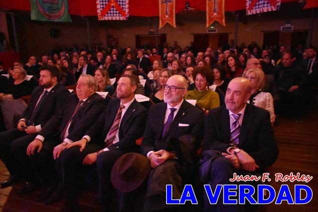 Galardonados por los colectivos festeros posan junto al autor del Cartel de Fiestas, José Manuel Puebla; el secretario general de la Comisión de Festejos, Simón Laborda; el hermano mayor de la Cofradía de la Vera Cruz, Luis Melgarejo; y el alcalde de Caravaca, José Francisco García. 