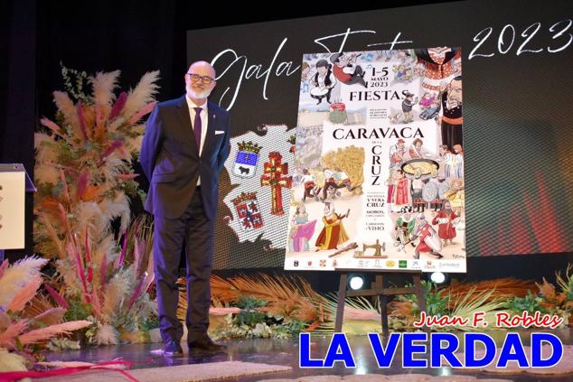 Galardonados por los colectivos festeros posan junto al autor del Cartel de Fiestas, José Manuel Puebla; el secretario general de la Comisión de Festejos, Simón Laborda; el hermano mayor de la Cofradía de la Vera Cruz, Luis Melgarejo; y el alcalde de Caravaca, José Francisco García. 