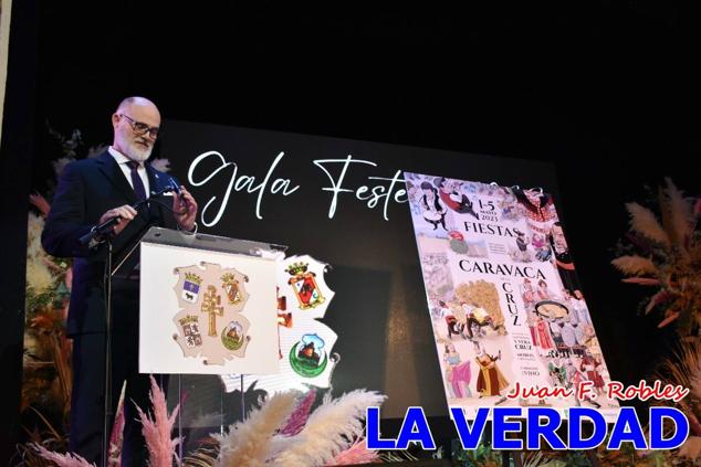 Galardonados por los colectivos festeros posan junto al autor del Cartel de Fiestas, José Manuel Puebla; el secretario general de la Comisión de Festejos, Simón Laborda; el hermano mayor de la Cofradía de la Vera Cruz, Luis Melgarejo; y el alcalde de Caravaca, José Francisco García. 