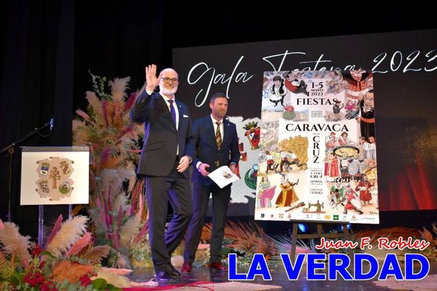 Galardonados por los colectivos festeros posan junto al autor del Cartel de Fiestas, José Manuel Puebla; el secretario general de la Comisión de Festejos, Simón Laborda; el hermano mayor de la Cofradía de la Vera Cruz, Luis Melgarejo; y el alcalde de Caravaca, José Francisco García. 