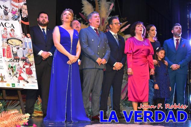 Galardonados por los colectivos festeros posan junto al autor del Cartel de Fiestas, José Manuel Puebla; el secretario general de la Comisión de Festejos, Simón Laborda; el hermano mayor de la Cofradía de la Vera Cruz, Luis Melgarejo; y el alcalde de Caravaca, José Francisco García. 