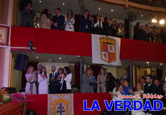 Galardonados por los colectivos festeros posan junto al autor del Cartel de Fiestas, José Manuel Puebla; el secretario general de la Comisión de Festejos, Simón Laborda; el hermano mayor de la Cofradía de la Vera Cruz, Luis Melgarejo; y el alcalde de Caravaca, José Francisco García. 